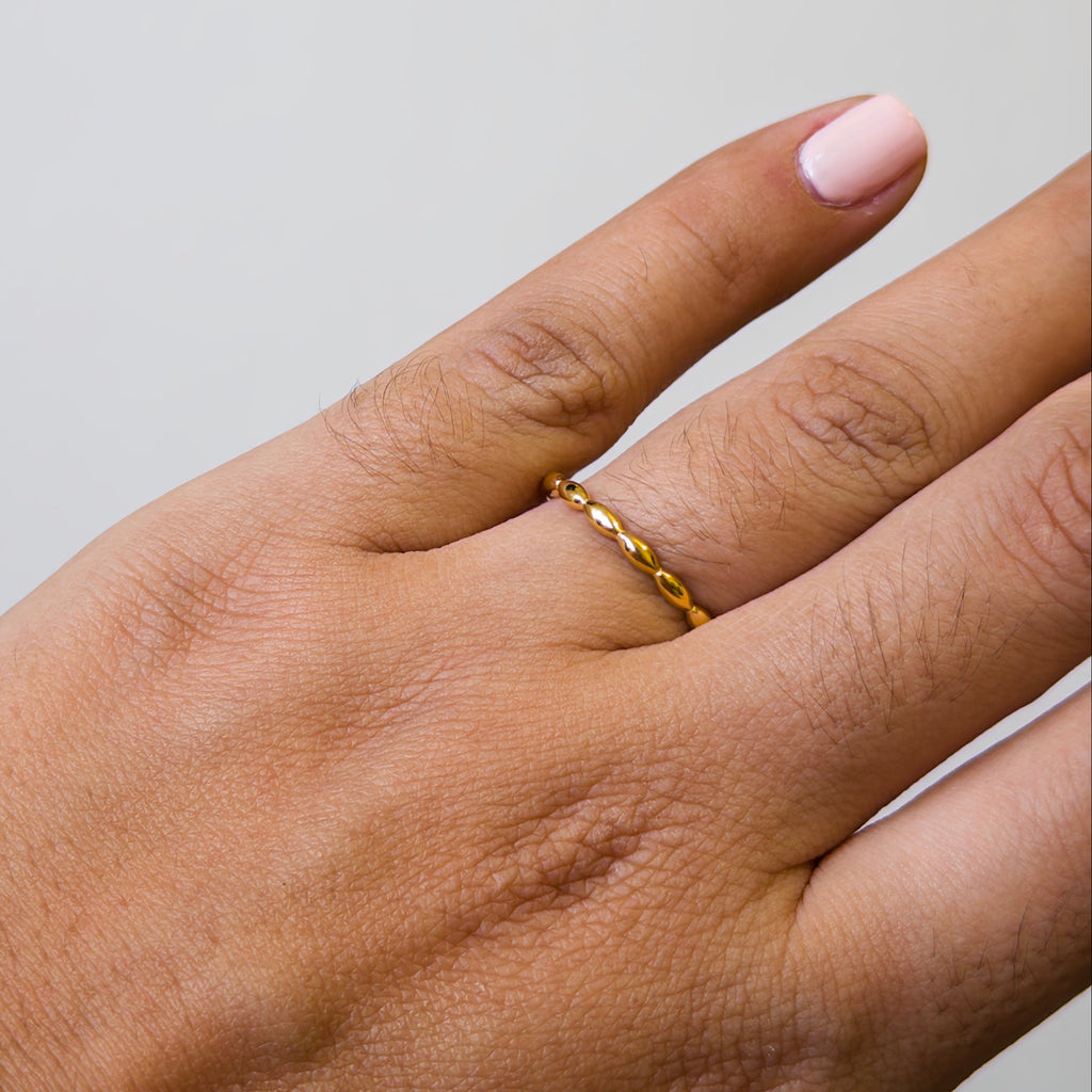 Anillo de Acero con Textura Trenzada Bañado en Oro