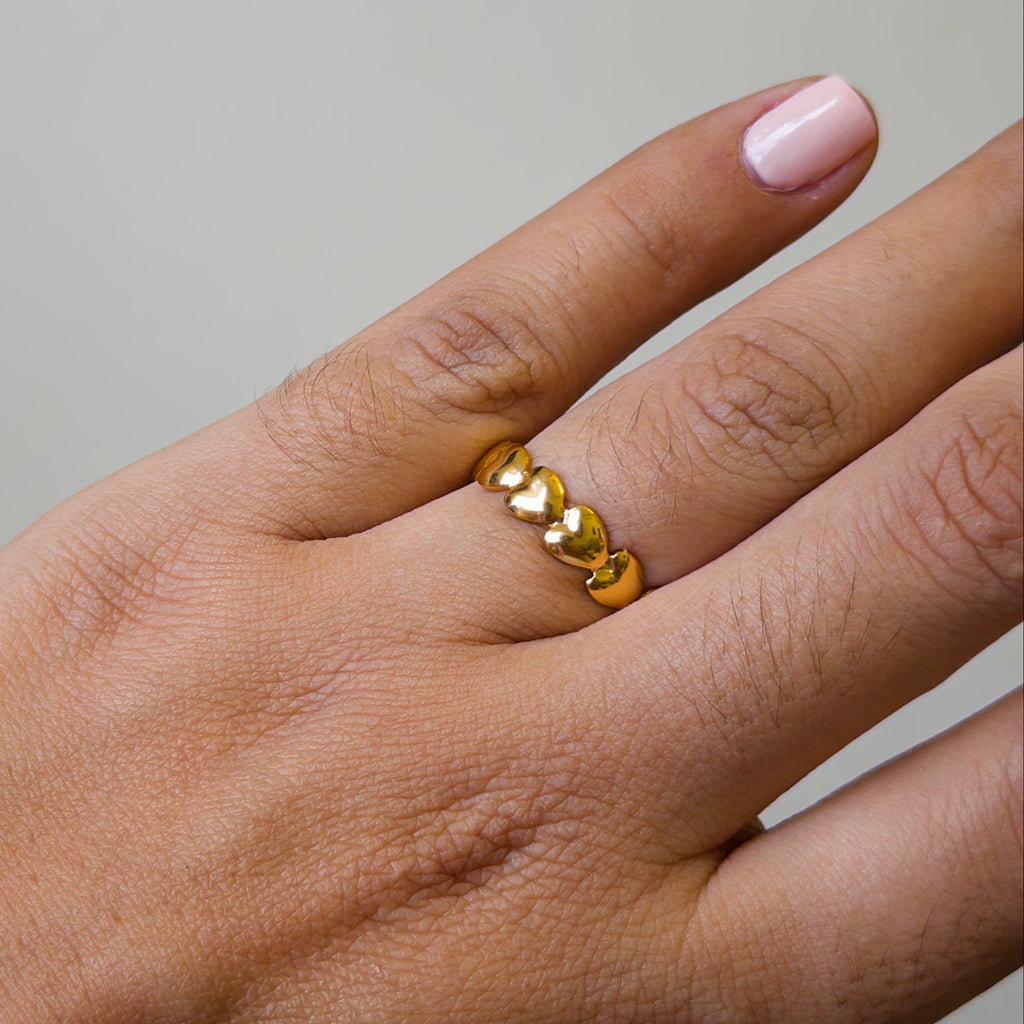 Anillo Abierto de Titanio con Corazones en Relieve
