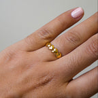 Anillo Abierto de Titanio con Corazones en Relieve