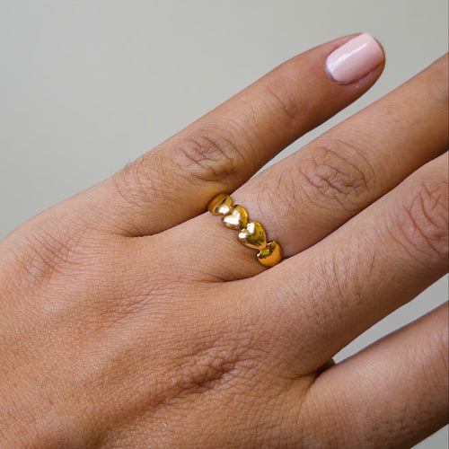 Anillo Abierto de Titanio con Corazones en Relieve
