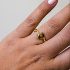 Anillo Abierto de Acero con Ojo de Tigre y Banda Texturizada