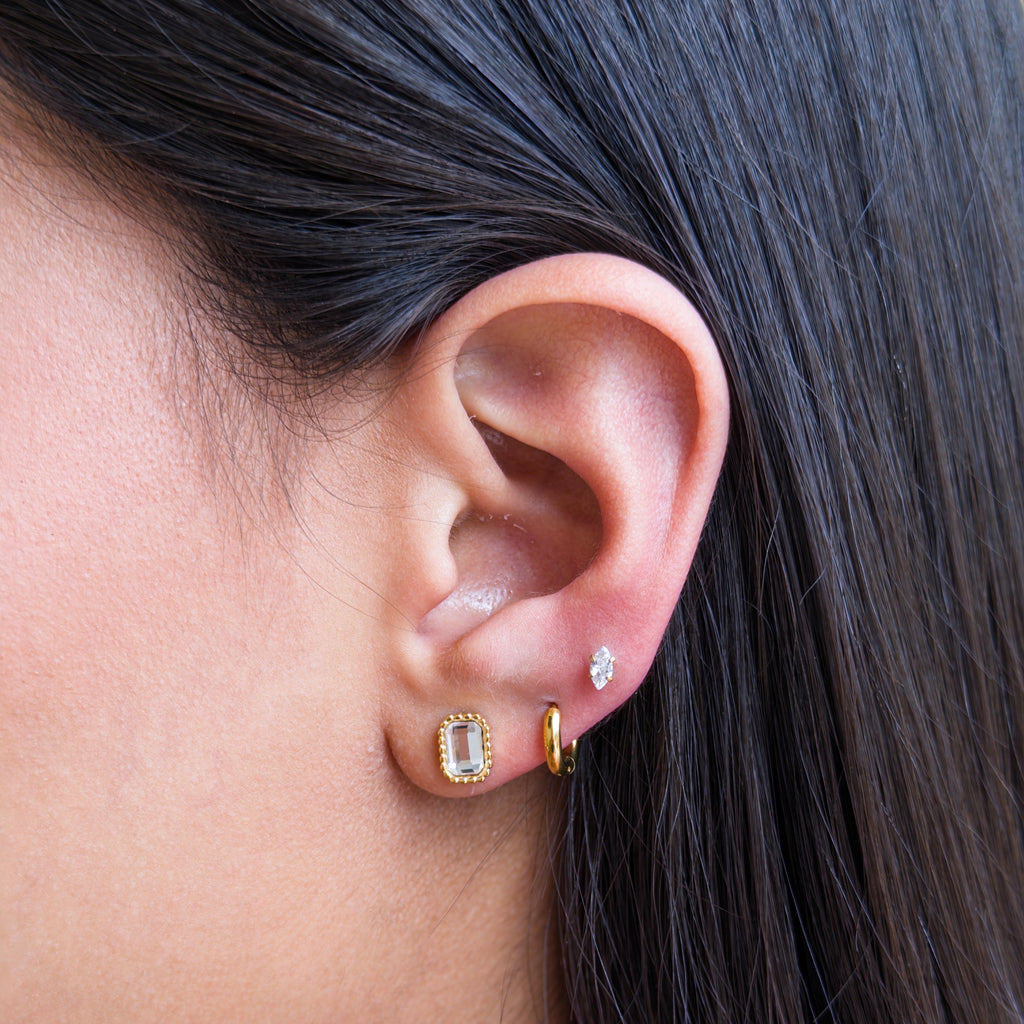 Aretes Stud de Acero con Circonia Rectangular en Marco Beaded