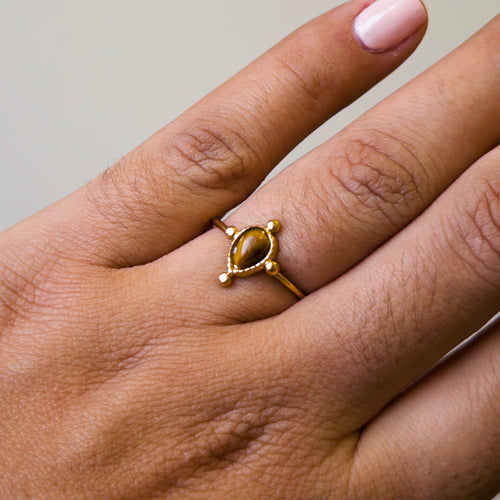 Anillo Abierto de Acero con Ojo de Tigre en Gota
