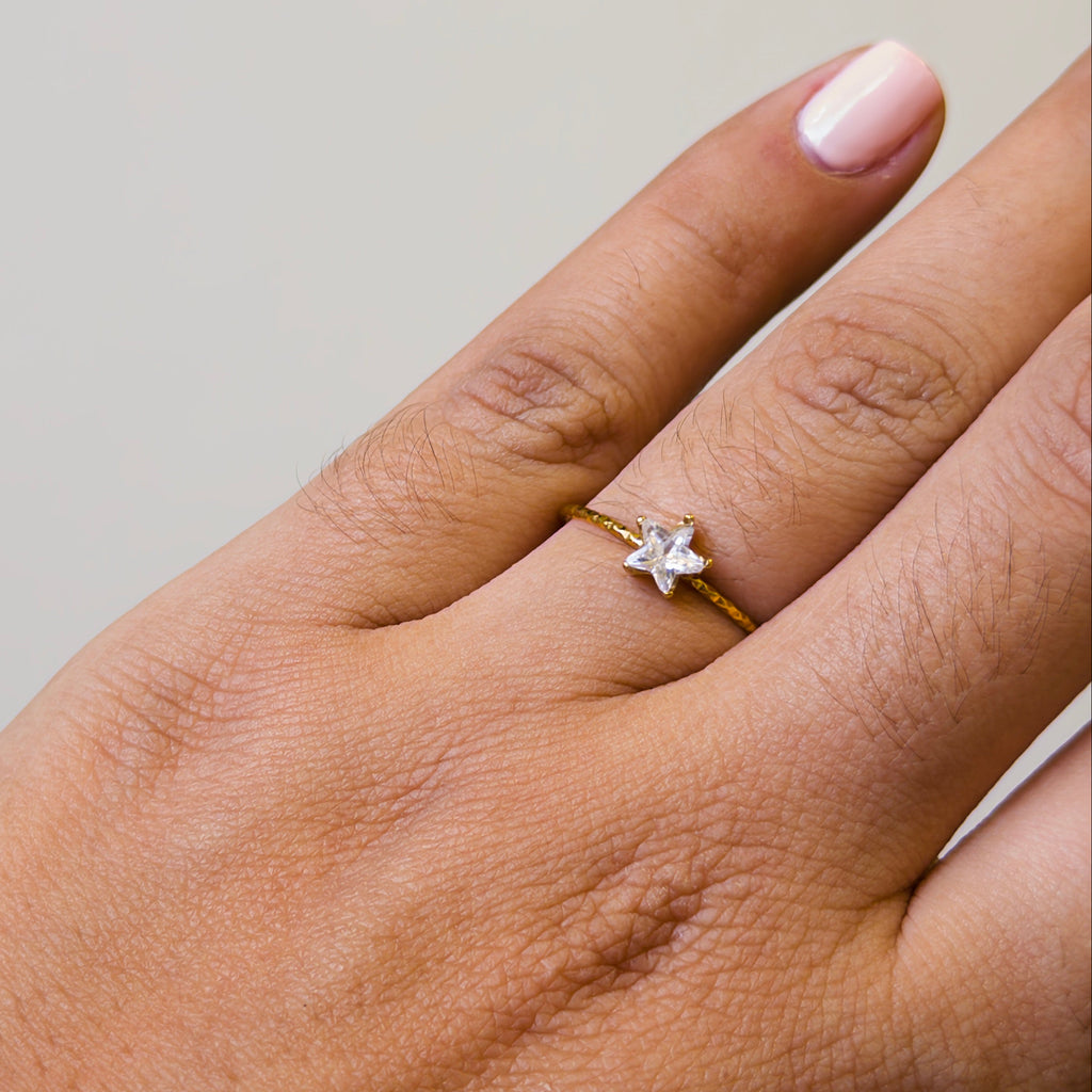 Anillo Abierto de Titanio con Estrella de Zirconia
