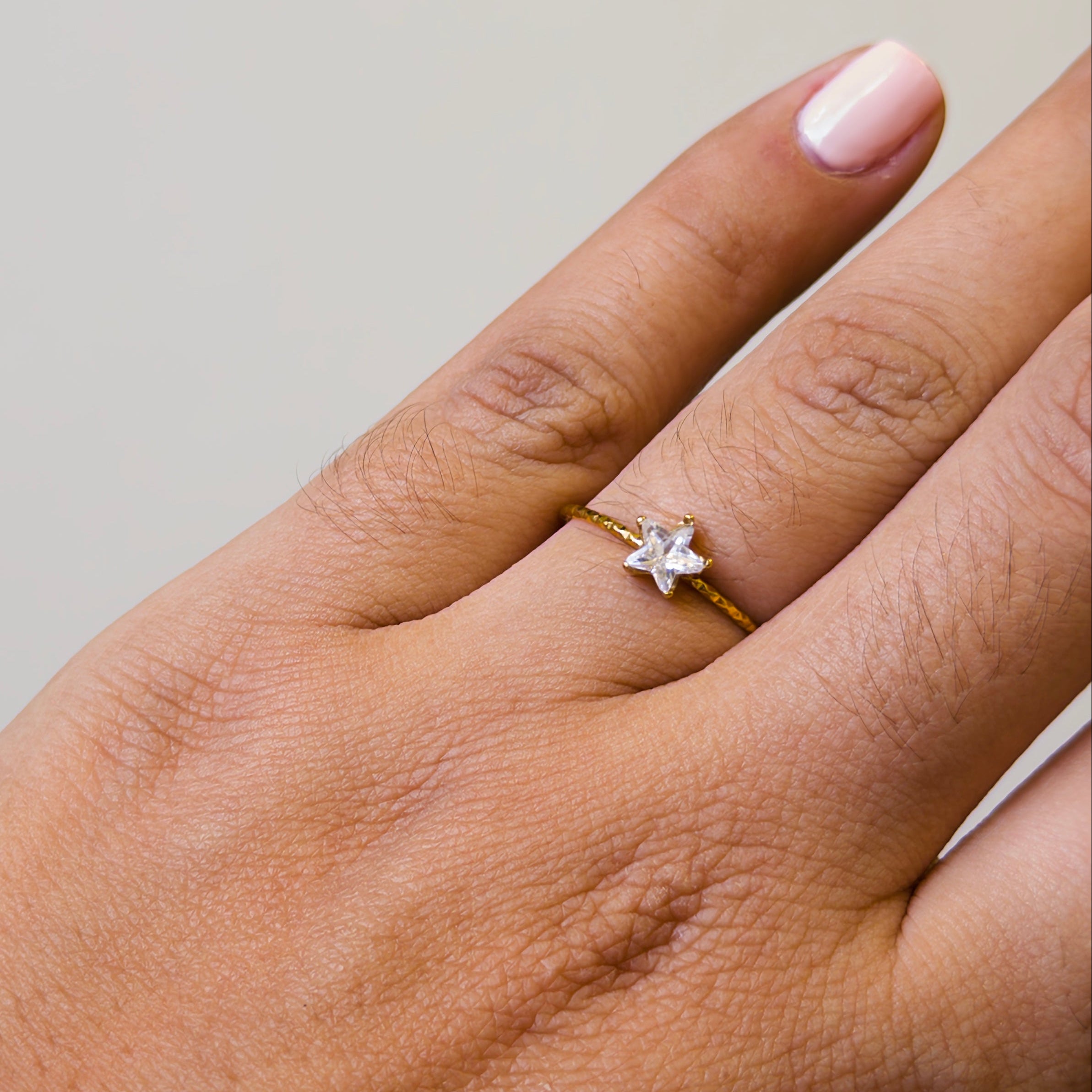 Anillo Abierto de Titanio con Estrella de Zirconia