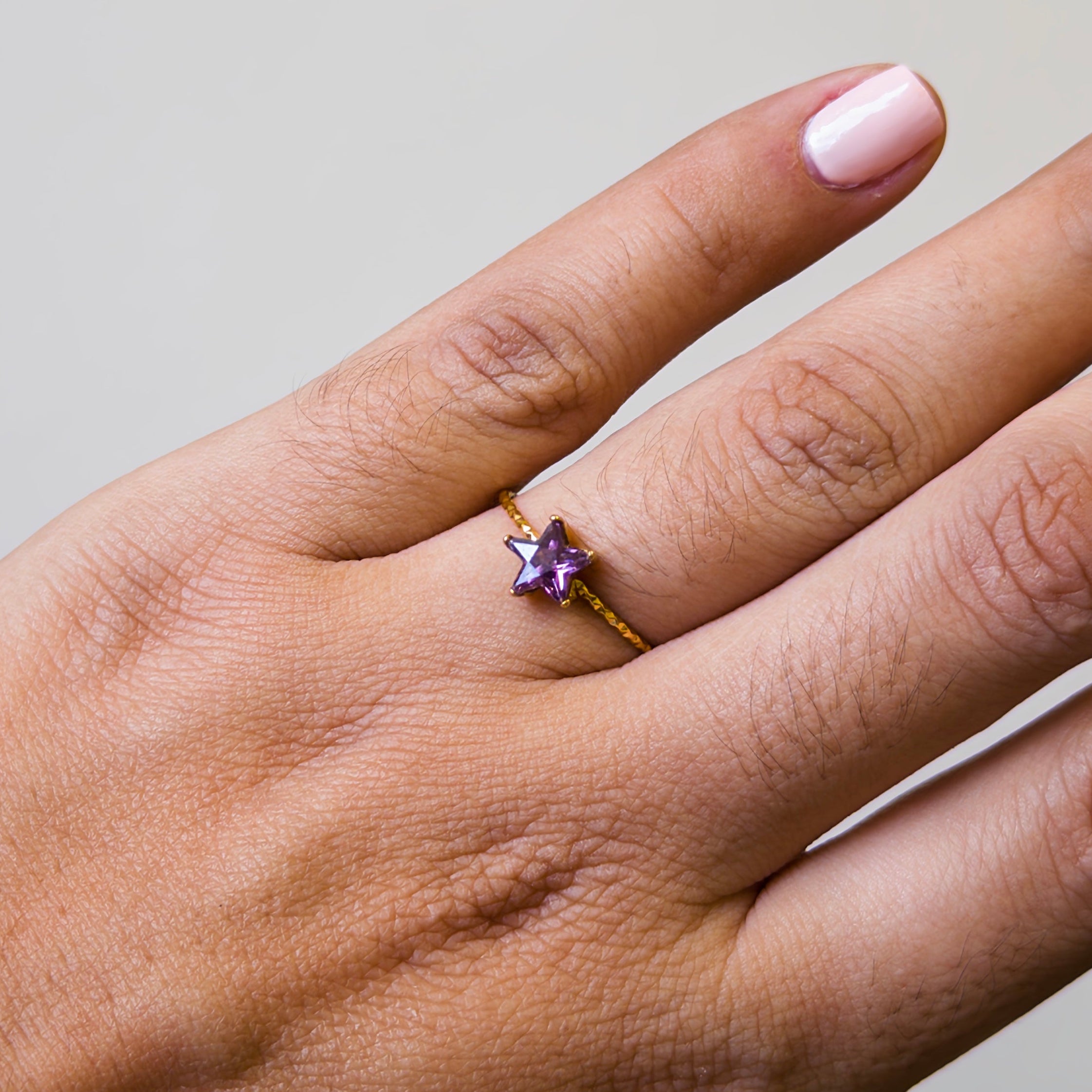 Anillo Abierto de Titanio con Estrella de Zirconia
