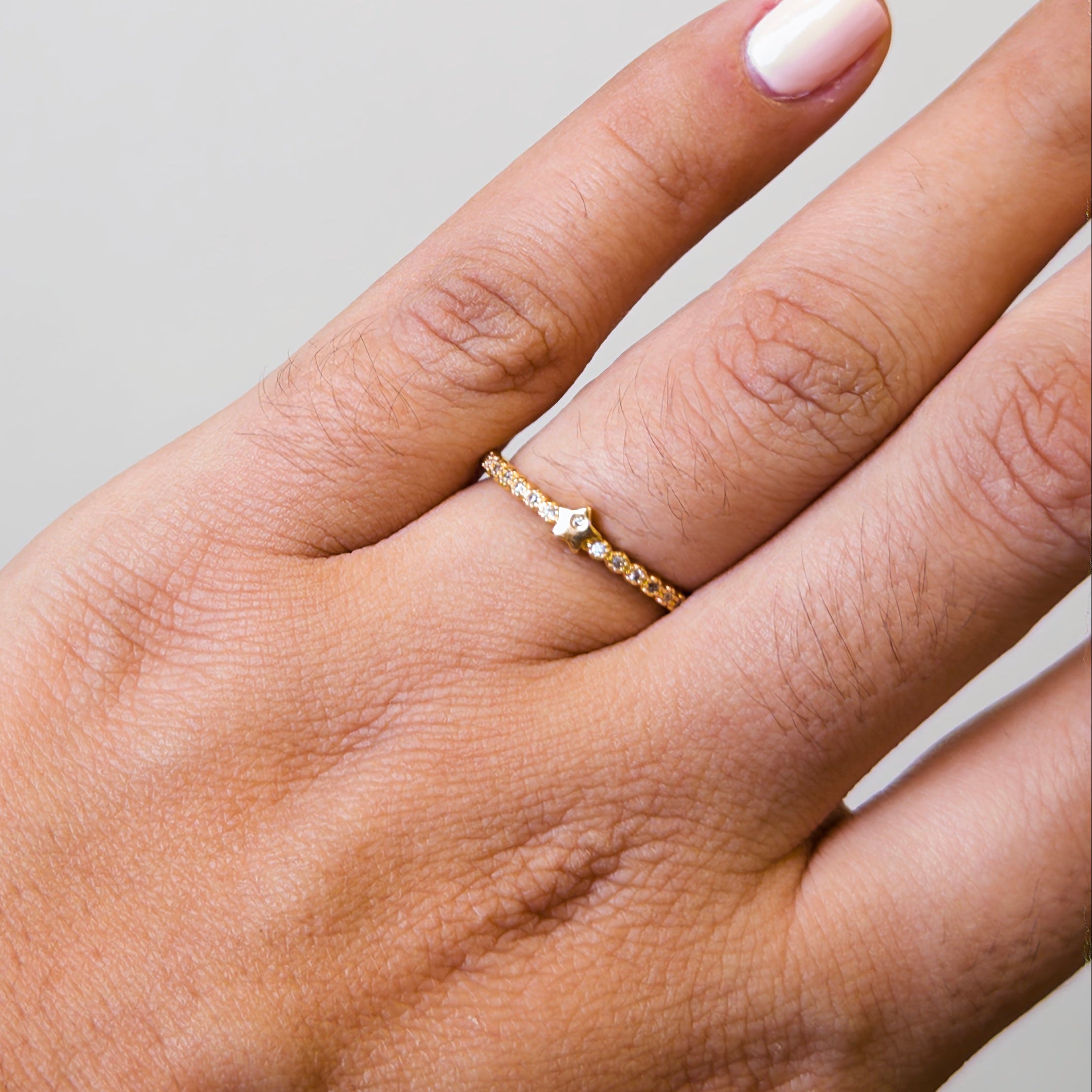 Anillo Abierto de Titanio con Estrella y Circones