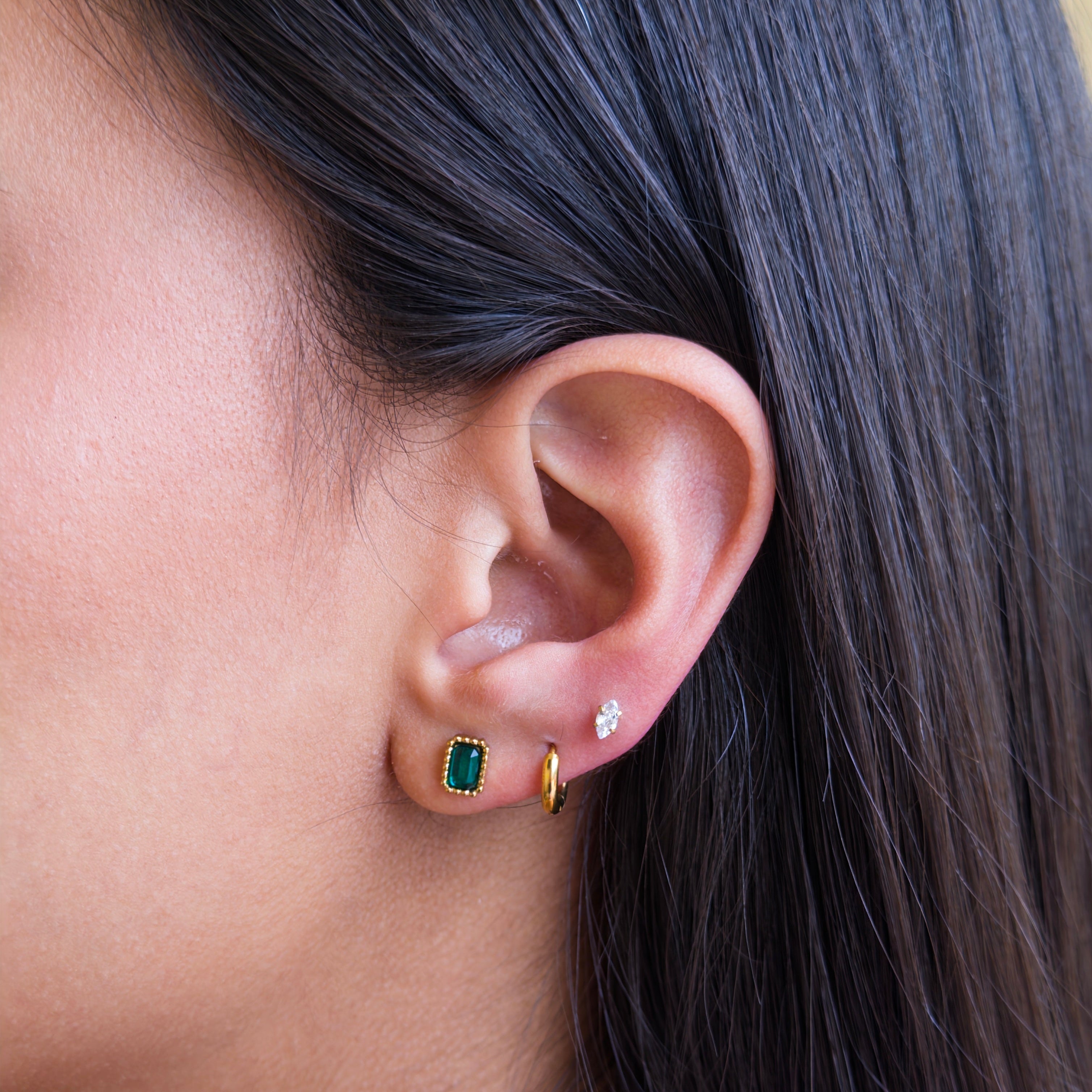 Piercings de Acero con Zirconia Esmeralda y Marco Acanalado Dorado
