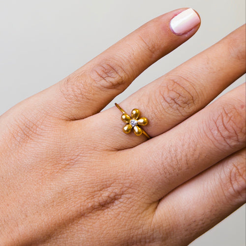 Anillo Abierto de Acero con Flor y Zirconia Central