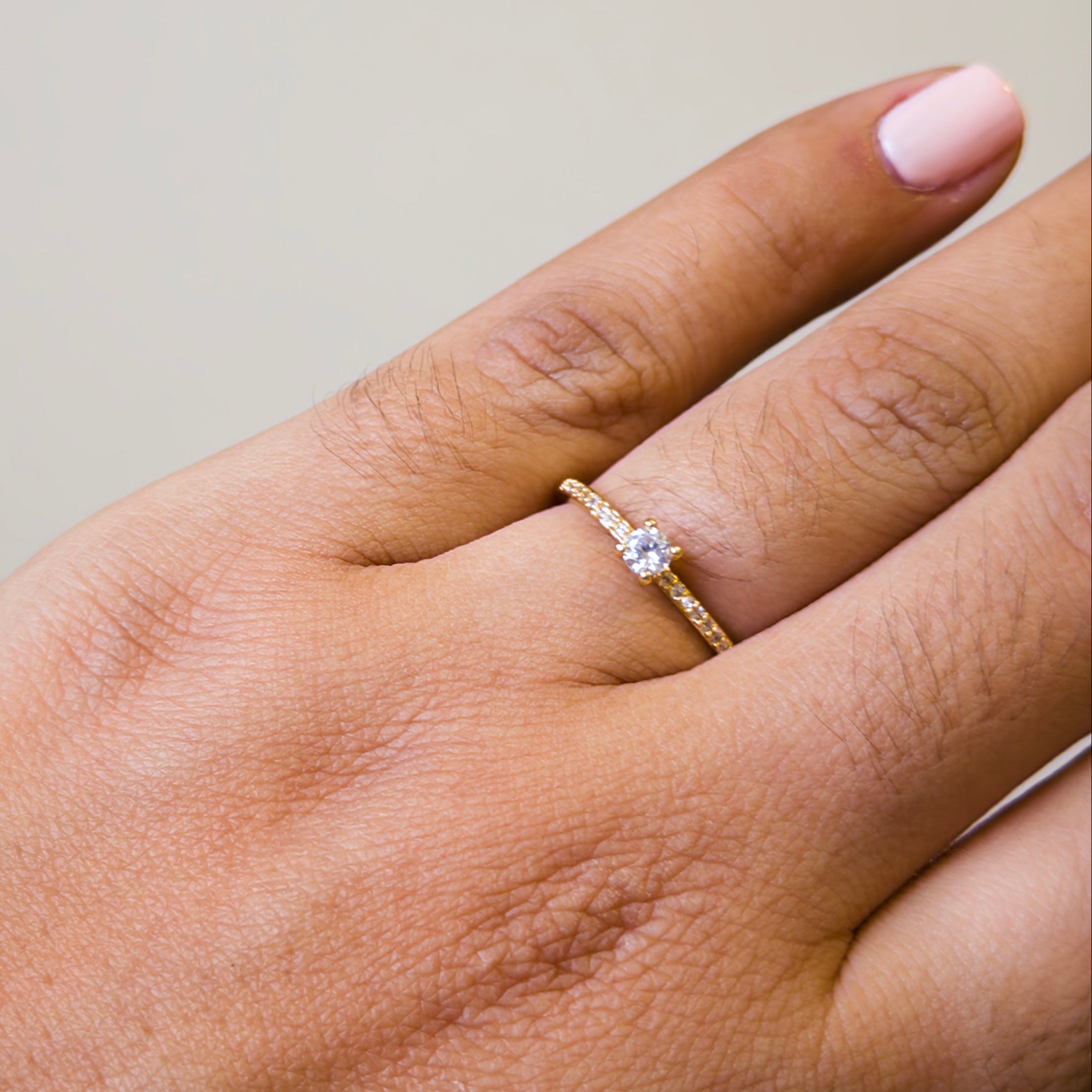 Anillo Abierto de Titanio con Zirconia Central y Pavé
