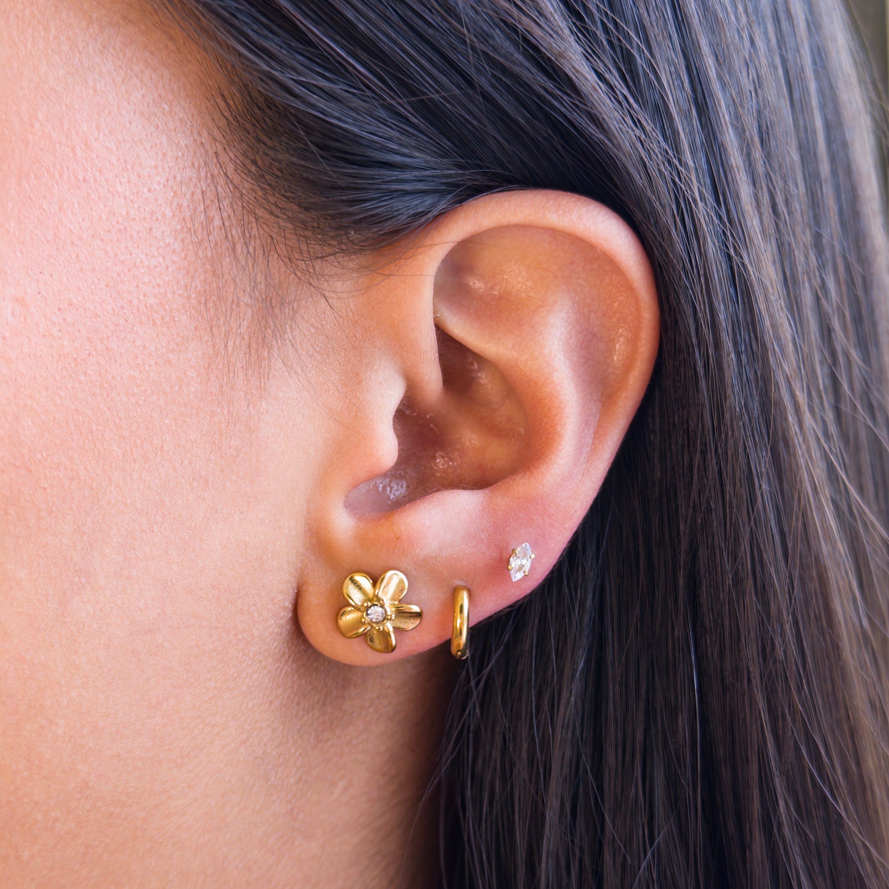 Studs de Acero con Flor y Circón Central