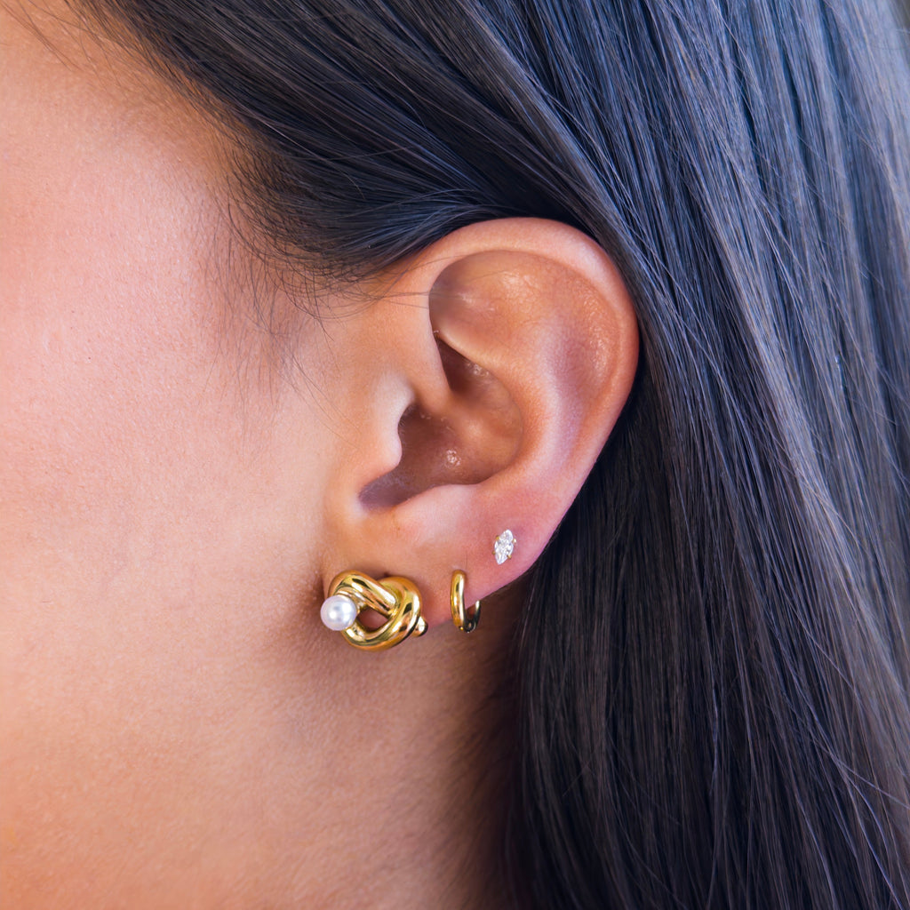 Aretes de Acero con Nudo Entrelazado y Perla Central