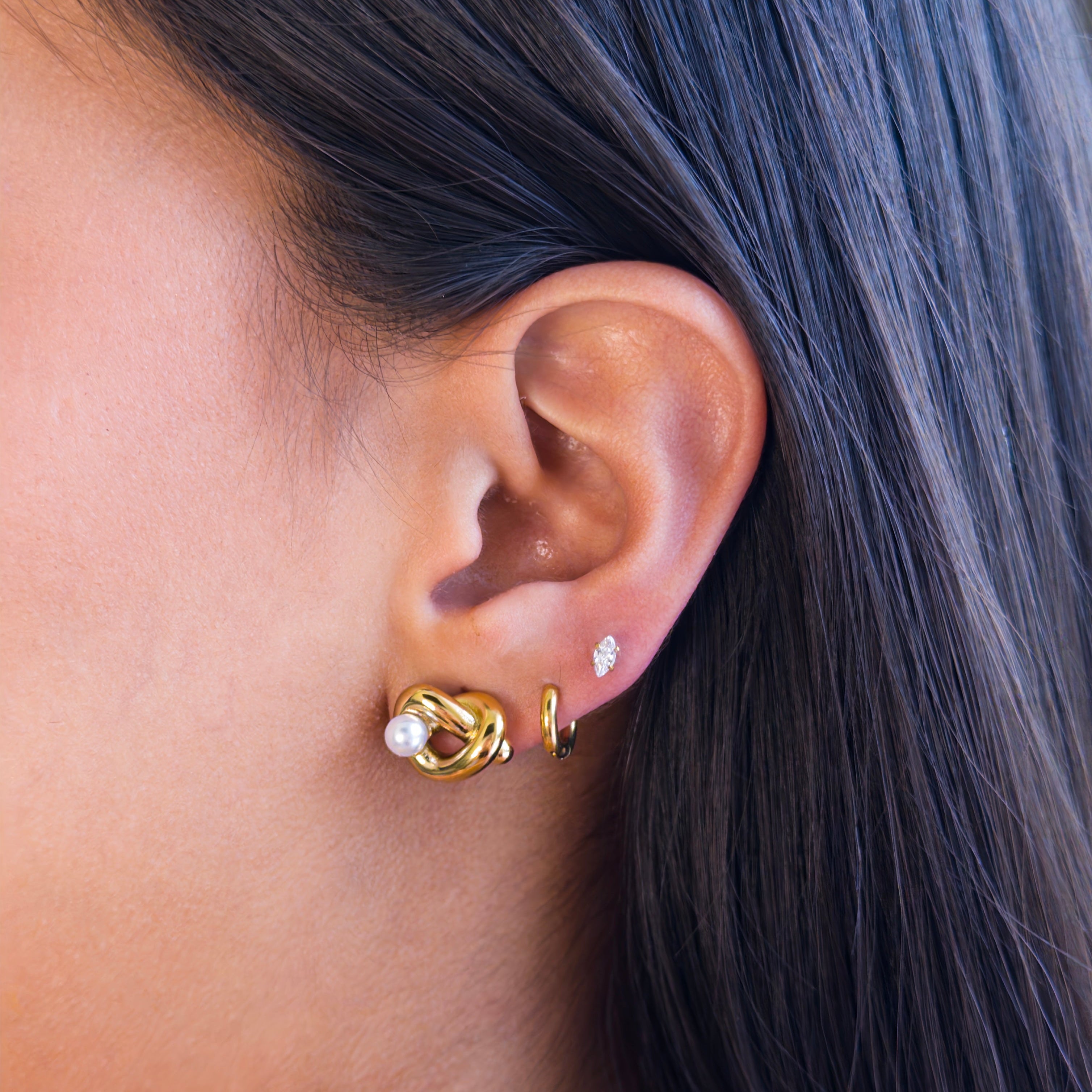 Aretes de Acero con Nudo Entrelazado y Perla Central