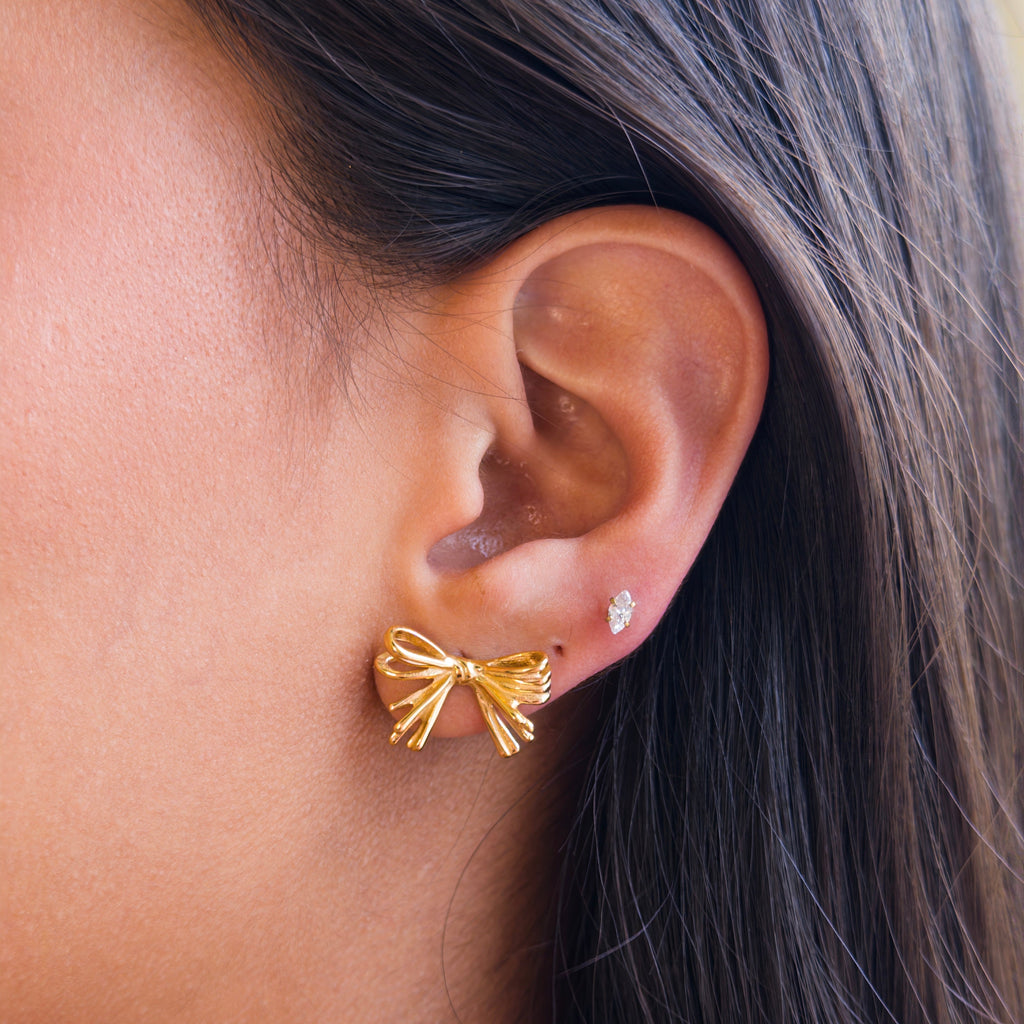 Aretes de Acero con Moño de Cintas Dorado