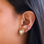 Aretes de Acero con Nudo Dorado y Perla Central