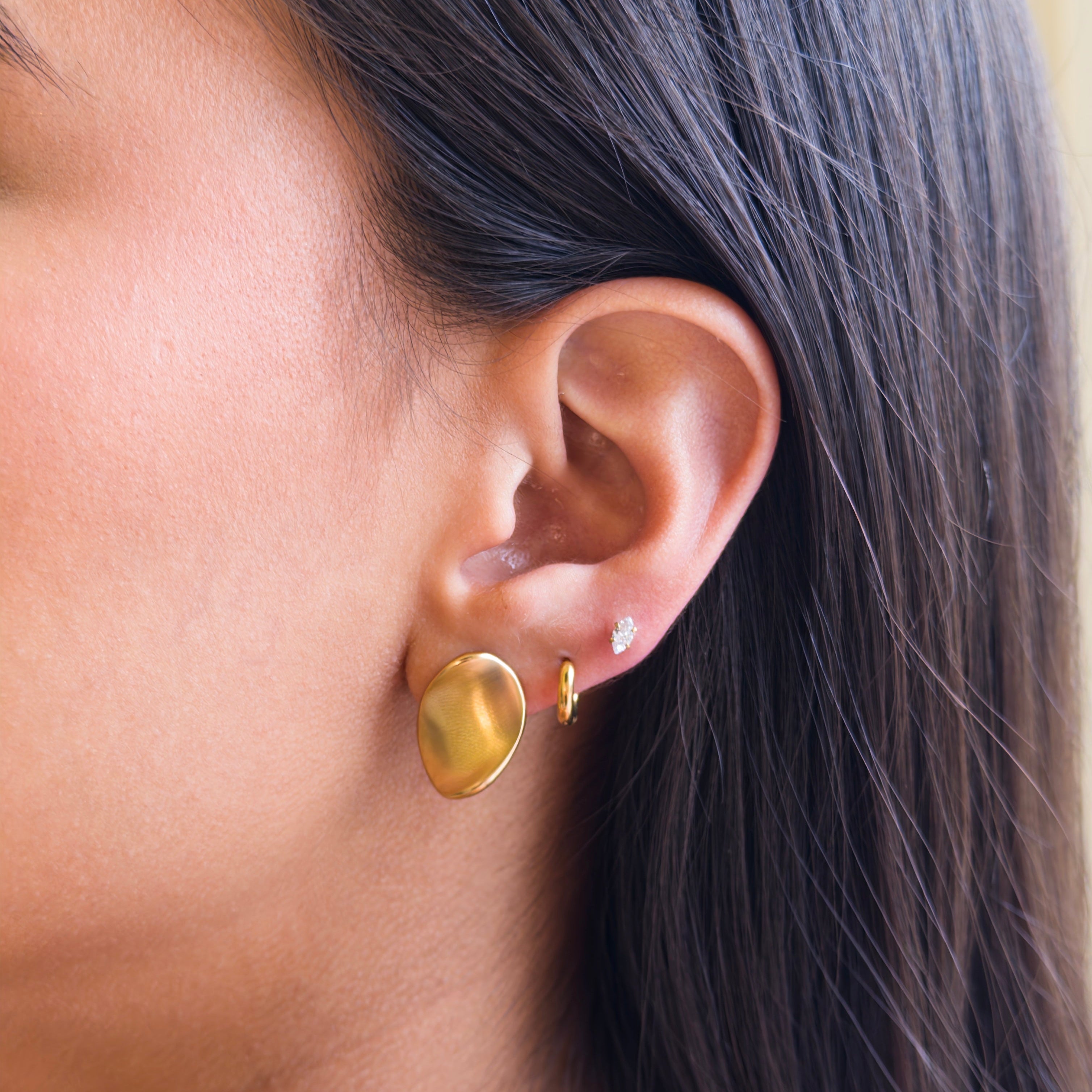 Aretes de Acero con Forma de Gota Esculpida