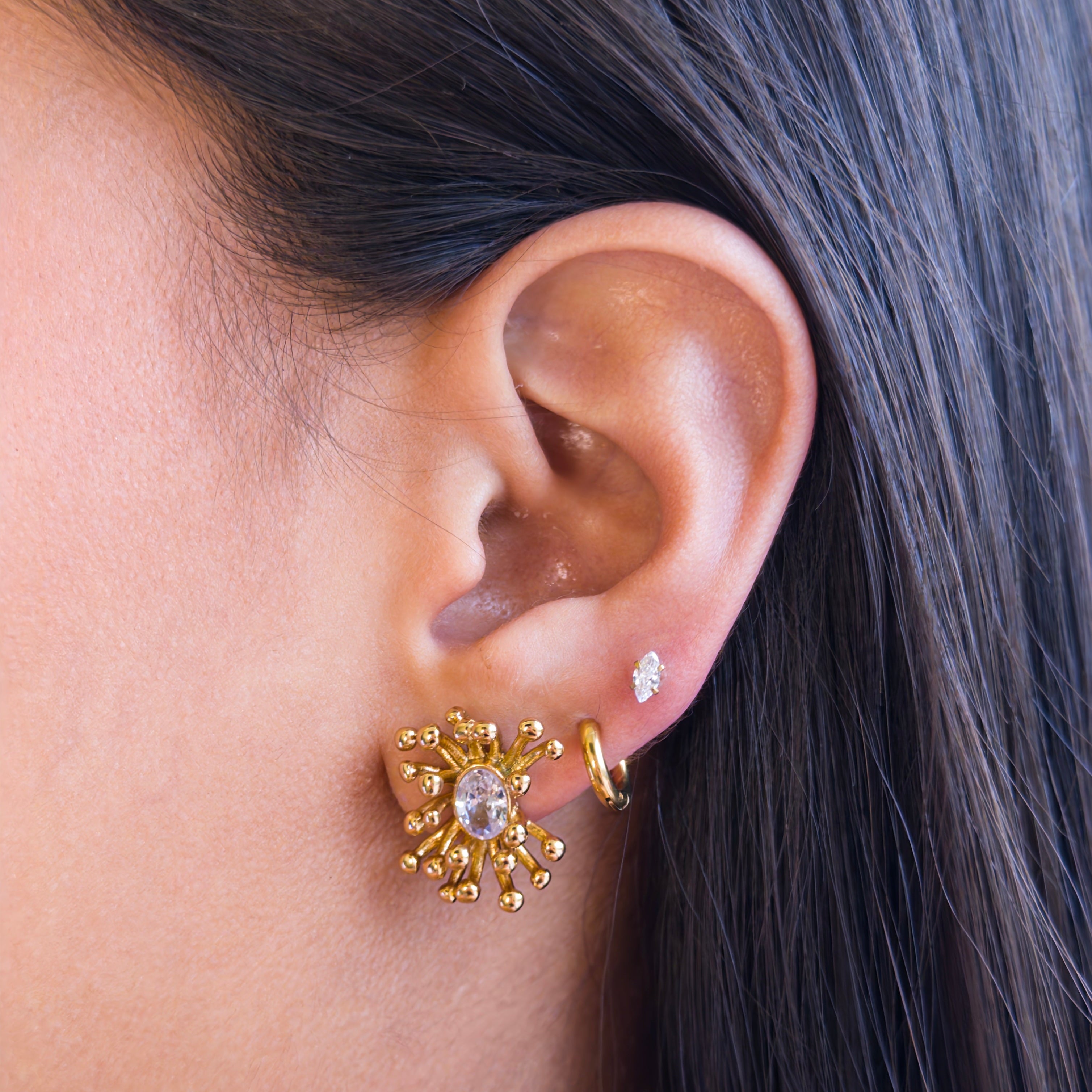 Aretes de Acero con Zirconia Oval y Rayos Texturizados