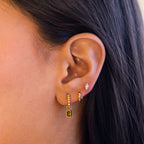 Argollas de Acero con Textura de Esferas y Dije de Zirconia Rectangular