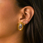 Aretes de Acero con Centro Plateado en Marco Dorado Oval
