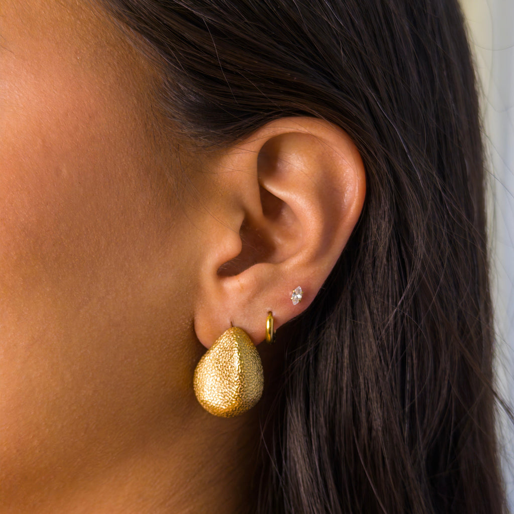 Aretes de Titanio con Textura Arenada en Forma de Gota