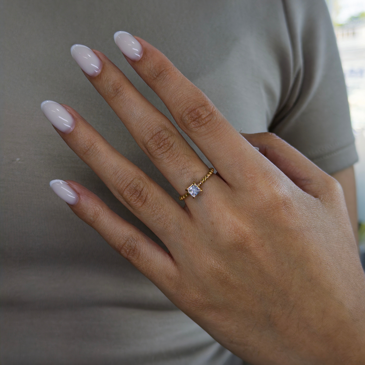 Anillo de Acero con Zirconia Solitaria y Banda de Esferas