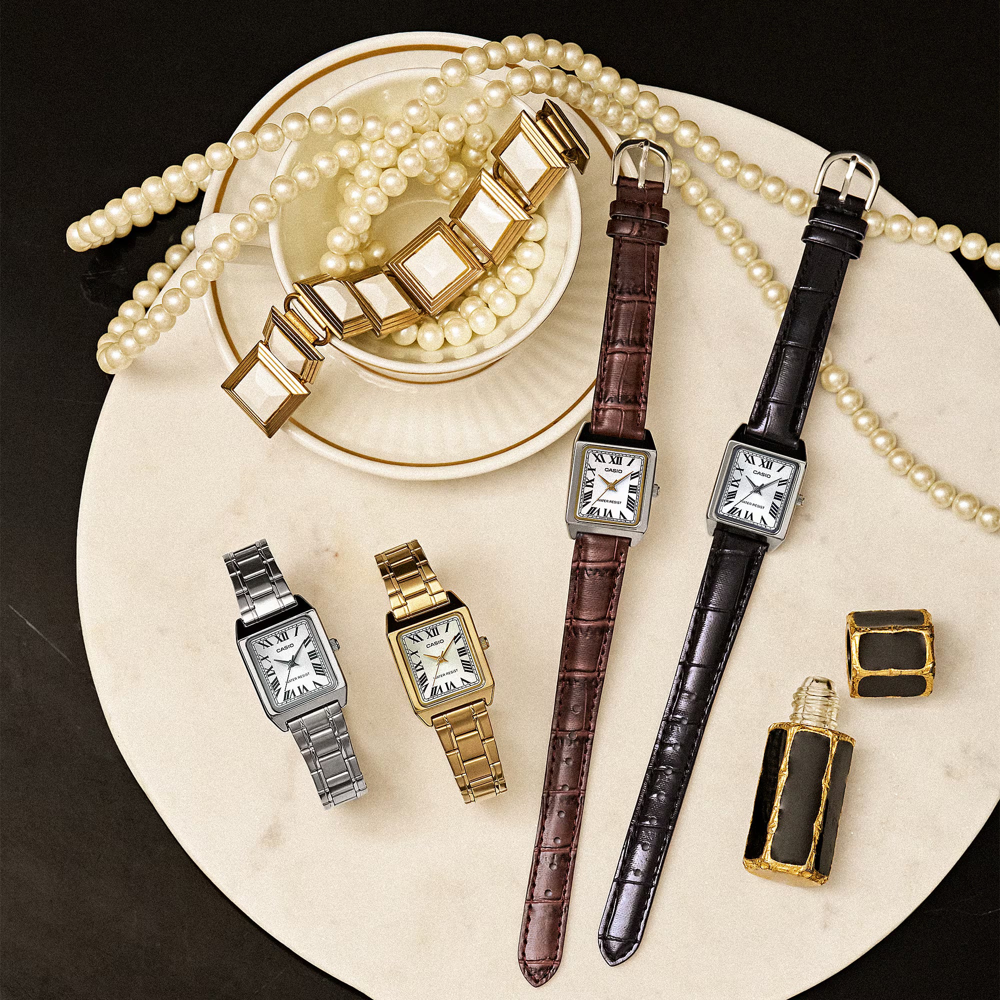 Reloj con correa de cuero negro y esfera blanca