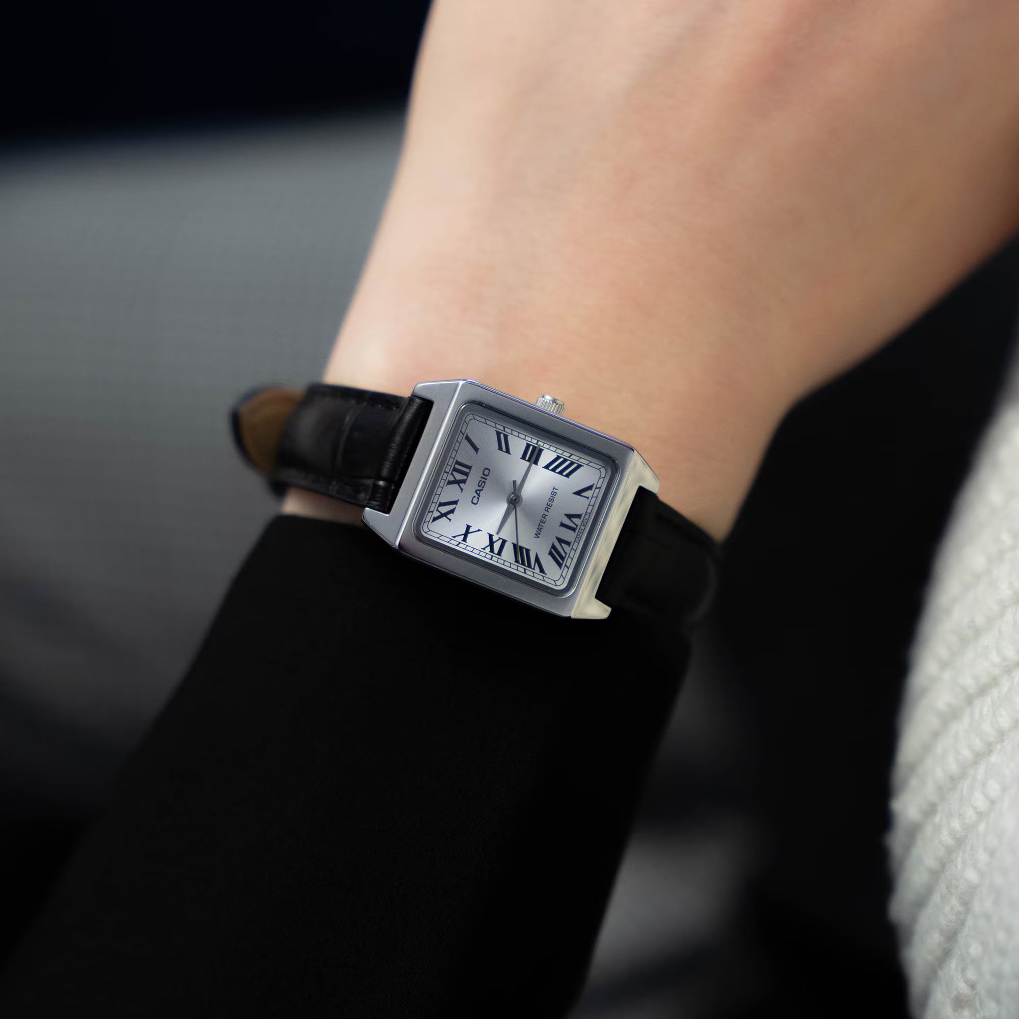 Reloj con correa de cuero negro y esfera blanca