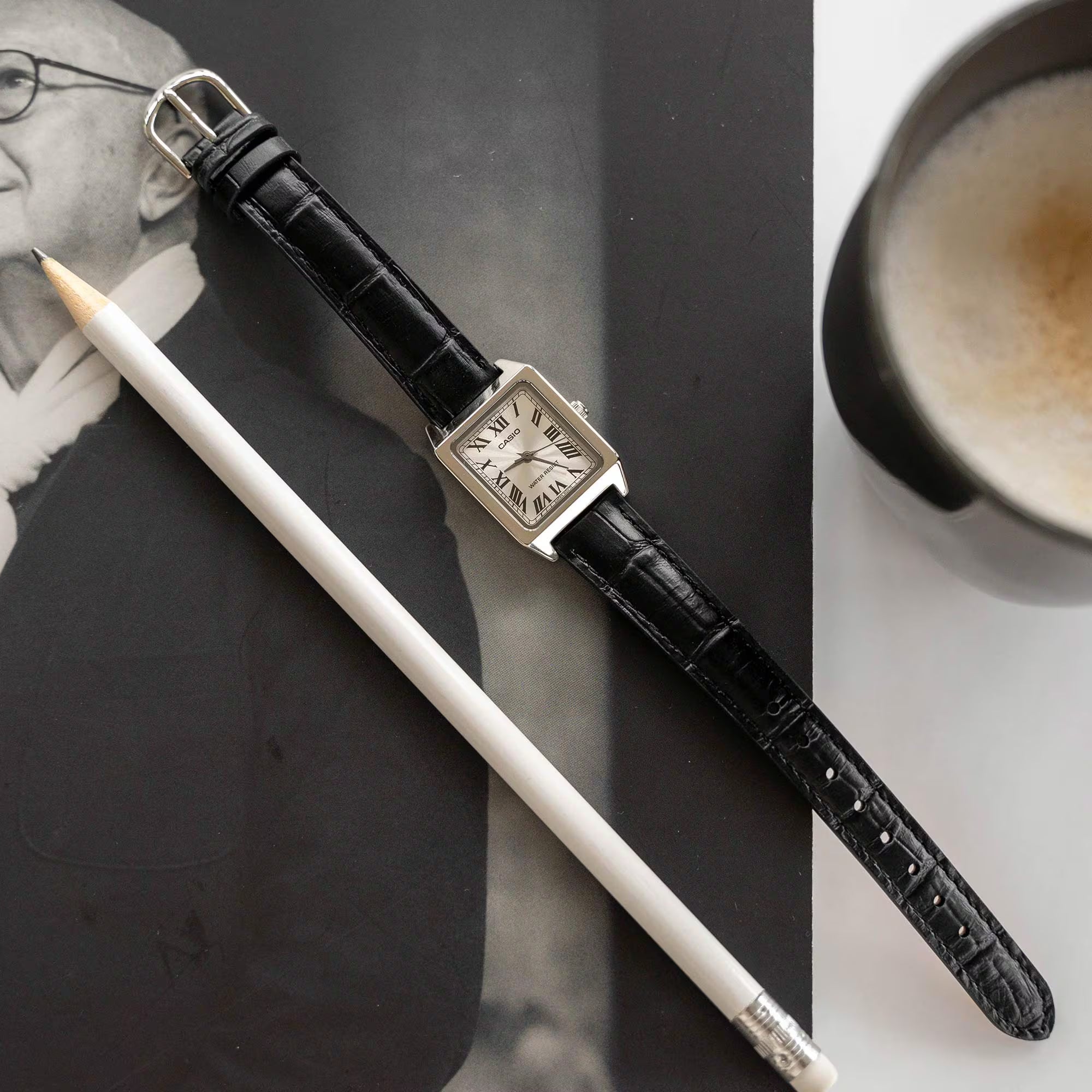 Reloj con correa de cuero negro y esfera blanca