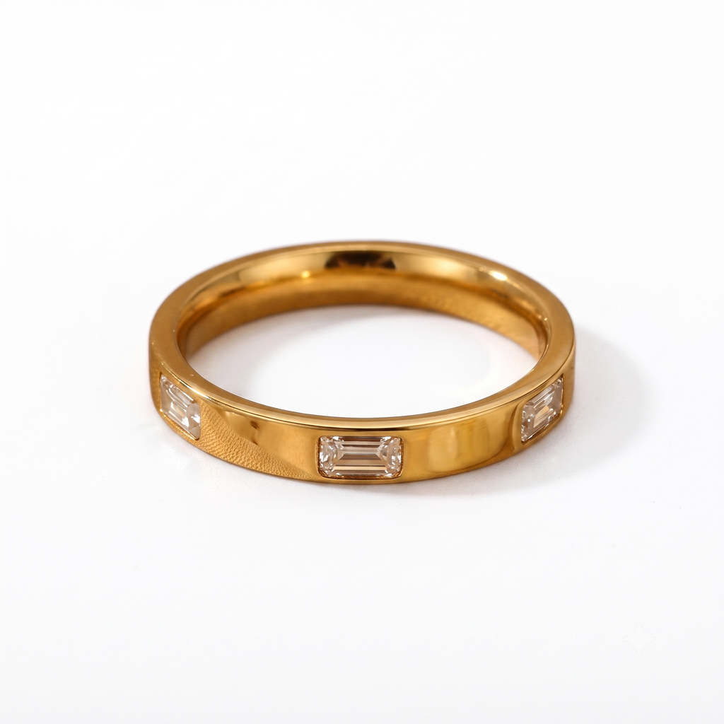 Anillo de Acero con Zirconias Baguette en Banda Dorada