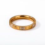 Anillo de Acero con Zirconias Baguette en Banda Dorada
