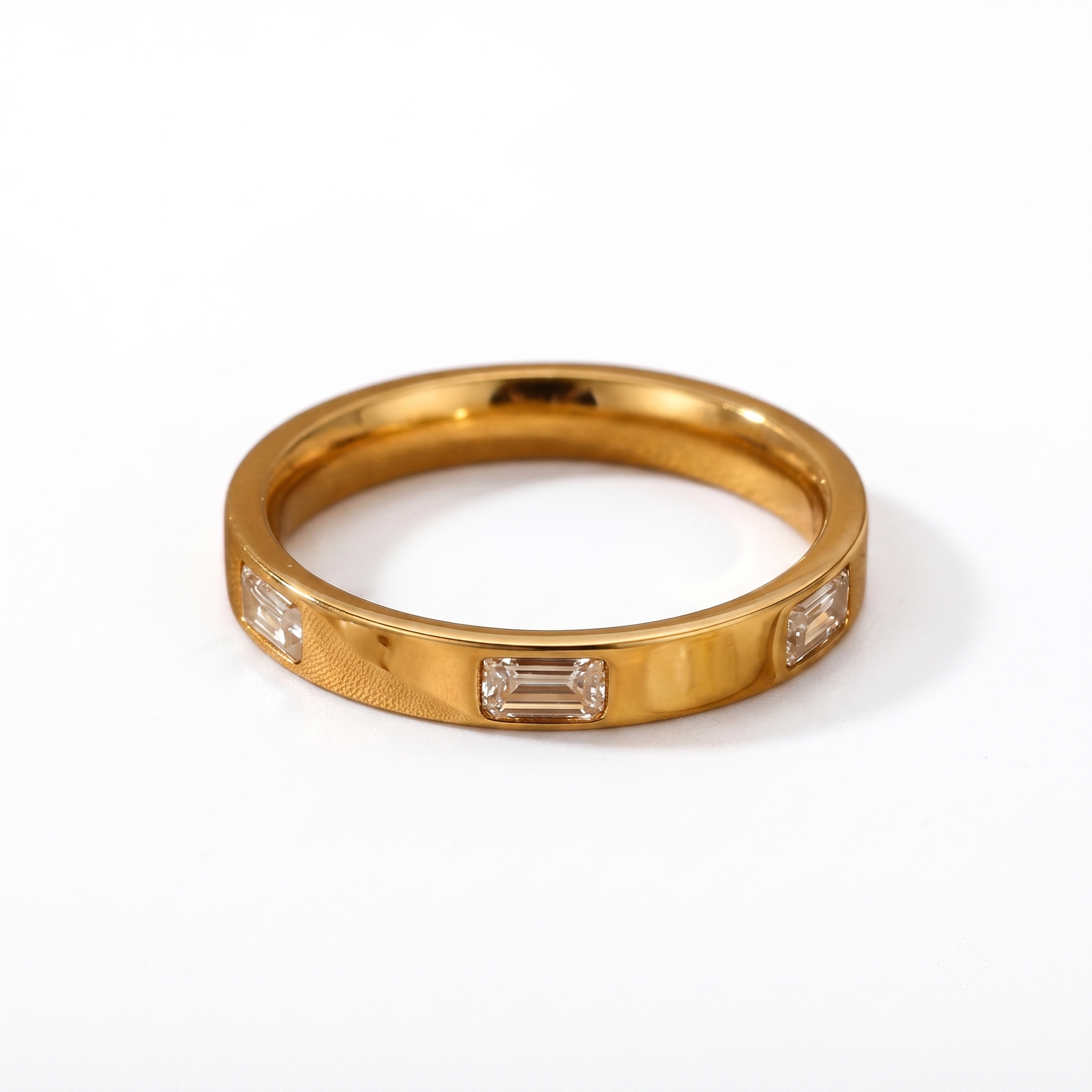 Anillo de Acero con Zirconias Baguette en Banda Dorada