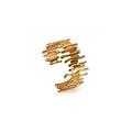 Brazalete de Acero con Franjas Orgánicas en Relieve