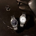 Reloj de acero plateado con esfera blanca y detalles marcados