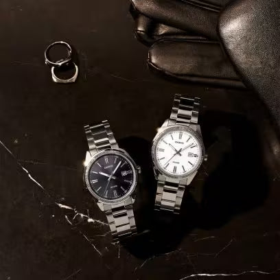 Reloj de acero plateado con esfera blanca y detalles marcados