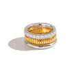 Anillo de Acero con Banda Texturizada y Zirconias
