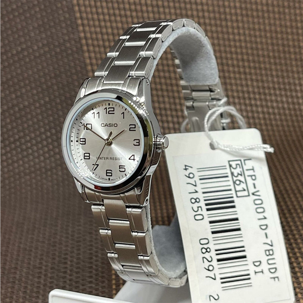 Reloj de acero plateado con diseño clásico