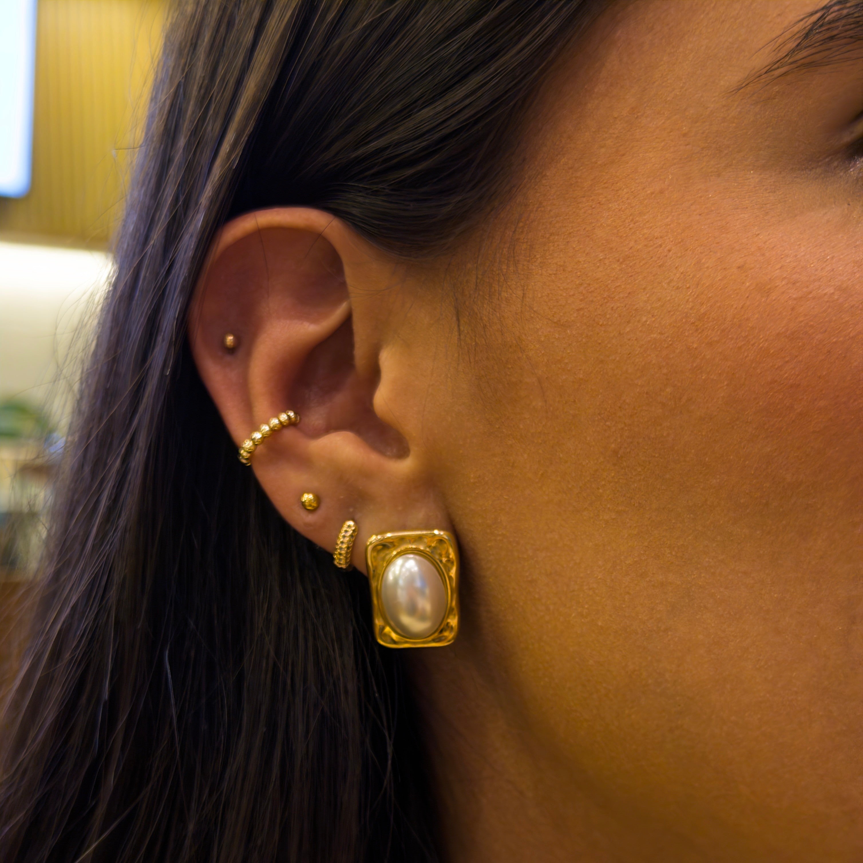 Aretes de Acero con perla y diseño rectangular
