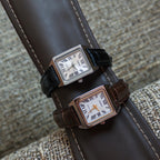 Reloj con correa de cuero negro y esfera blanca